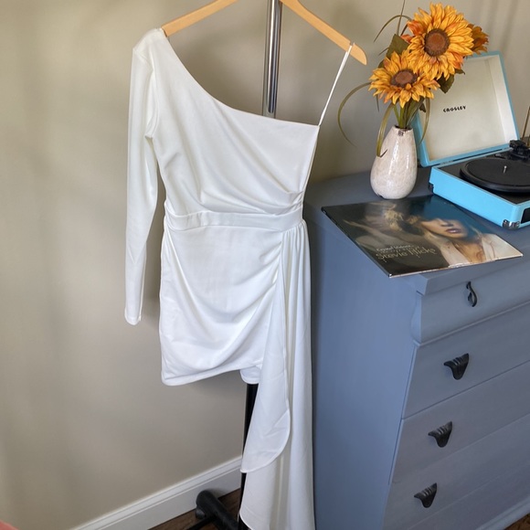 NWT WINDSOR ONE SLEEVE MINI BODYCON DRESS WITH TRAIN - Picture 3 of 9